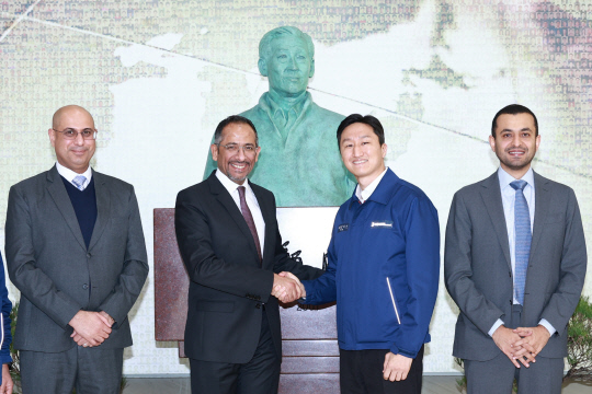 13일 HD현대중공업 울산조선소에서 정기선 HD현대 부회장이 사우디 산업광물자원부 알코라이예프 장관 일행과 울산 HD현대중공업 내 정주영 창업자 흉상 앞에서 기념촬영을 하고 있다. 사진은 사드 알 칼브 (왼쪽 첫 번째부터) 사우디 수출입은행 CEO, 반다르 이브라힘 알코라이예프 사우디 산업광물자원부 장관, 정기선 HD현대 부회장, 술탄 빈 칼리드 알사우드 사우디 산업개발기금 CEO. HD현대 제공